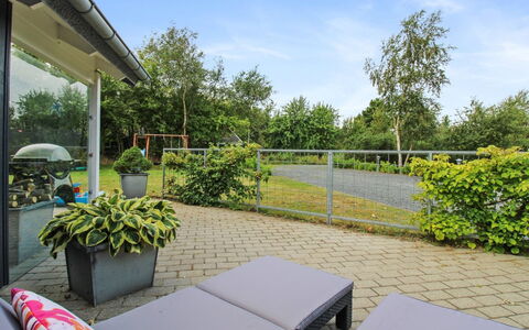 Ulrikke - 12Km from the Sea: Boligområde, Busk, Hus, Hjem, Have, Estate, Skygge, Landscaping, Lawn