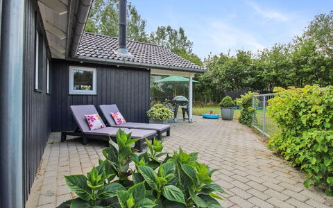Ulrikke - 12Km from the Sea: Boligområde, Busk, Hus, Hjem, Have, Estate, Skygge, Landscaping, Lawn