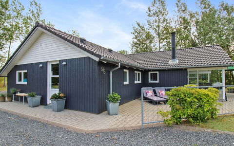 Ulrikke - 12Km from the Sea: Boligområde, Busk, Hus, Hjem, Have, Estate, Skygge, Landscaping, Lawn