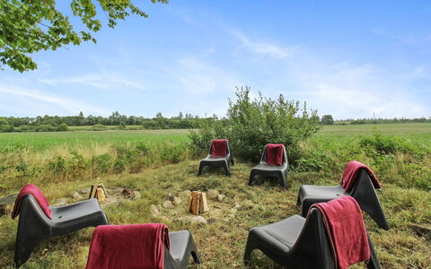 Ulrikke - 12Km from the Sea: Boligområde, Busk, Hus, Hjem, Have, Estate, Skygge, Landscaping, Lawn