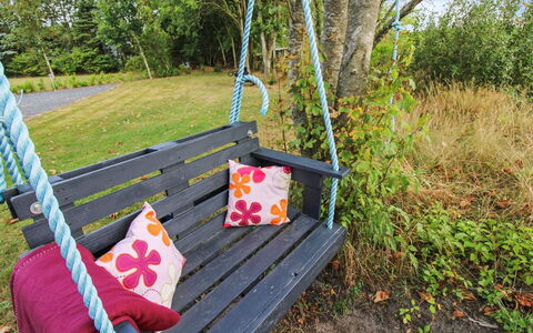 Ulrikke - 12Km from the Sea: Boligområde, Busk, Hus, Hjem, Have, Estate, Skygge, Landscaping, Lawn