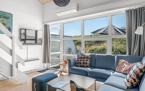 Soufiane - 100M from the Sea: Møbel, Indretning, Gulvbelægning, Couch, Etage, Træ, Loft, Stue, Værelse, Lejlighed