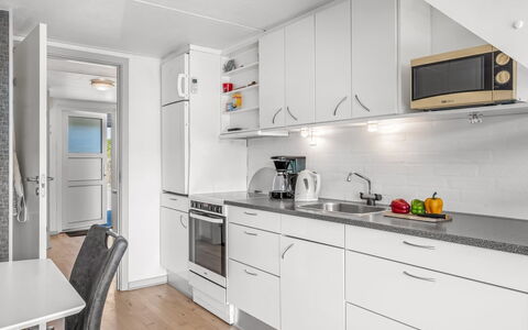 Soufiane - 100M from the Sea: Køkken, Køkken Apparat, Større Bandage, Countertop, Gulvbelægning, Håndvask, Indretning, Cabinetry, Etage, Loft