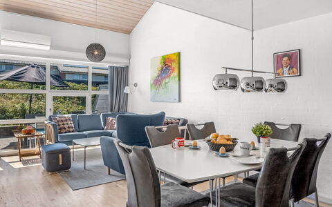 Soufiane - 100M from the Sea: Møbel, Indretning, Couch, Gulvbelægning, Etage, Loft, Stue, Værelse, Træ, Bord