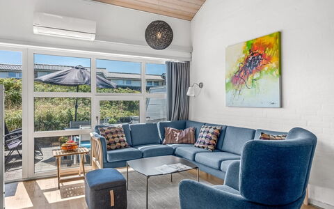 Soufiane - 100M from the Sea: Møbel, Indretning, Couch, Gulvbelægning, Etage, Stue, Træ, Loft, Lejlighed, Værelse