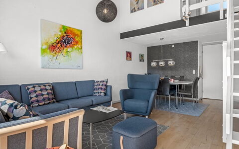 Soufiane - 100M from the Sea: Møbel, Indretning, Gulvbelægning, Etage, Træ, Couch, Loft, Stue, Værelse, Lejlighed