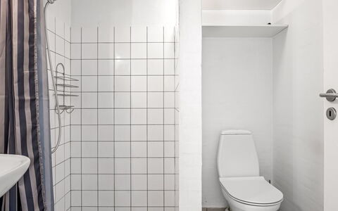 Soufiane - 100M from the Sea: Væg, Gulvbelægning, Sanitærarmatur, Etage, Badeværelse, Toiletbræt, Toilet, Indretning, Vvs, Flise