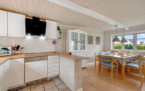 Merrit - 4.6Km to the Fjord: Gulvbelægning, Indretning, Træ, Countertop, Køkken, Etage, Loft, Møbel, Cabinetry, Trægulve