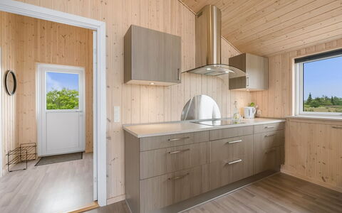Clement - 500M to the Fjord: Træ, Loft, Gulvbelægning, Etage, Indretning, Køkken, Hjem, Countertop, Lysarmatur, Køkken Apparat