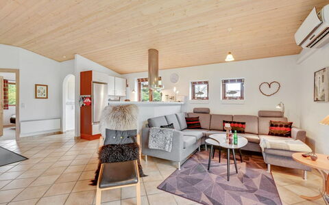 Rika - 525M to the Fjord: Møbel, Indretning, Couch, Gulvbelægning, Etage, Træ, Loft, Stue, Værelse, Hjem