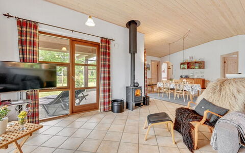 Rika - 525M to the Fjord: Træ, Indretning, Møbel, Loft, Gulvbelægning, Etage, Stue, Couch, Værelse, Stol