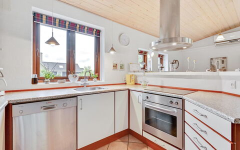 Rika - 525M to the Fjord: Gulvbelægning, Indretning, Træ, Køkken, Loft, Etage, Hjem, Countertop, Lysarmatur, Belysning