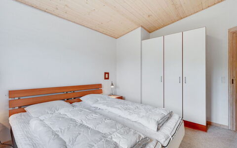 Rika - 525M to the Fjord: Indretning, Træ, Loft, Gulvbelægning, Soveværelse, Seng, Etage, Værelse, Møbel, Trægulve