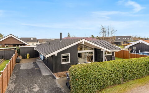 Sjarlotte - 100M from the Sea: Tag, Hus, Hjem, Sommerhus, Sidespor, Estate, Indkørsel, Garden Bygninger, Gård, Skur