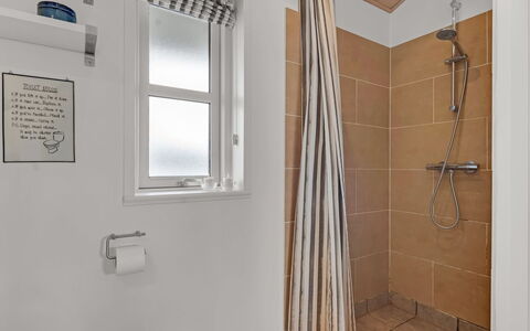 Sjarlotte - 100M from the Sea: Væg, Gulvbelægning, Etage, Sanitærarmatur, Indretning, Badeværelse, Loft, Vvs, Værelse, Toilet
