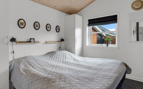 Sjarlotte - 100M from the Sea: Soveværelse, Seng, Træ, Loft, Sengetøj, Indretning, Sengetøj, Belysning, Sengetøj, Bed Frame