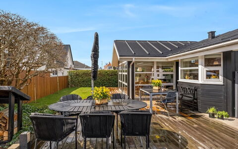 Sjarlotte - 100M from the Sea: Træ, Tag, Hjem, Arkitektur, Hus, Veranda, Dør, Sommerhus, Dæk, Estate
