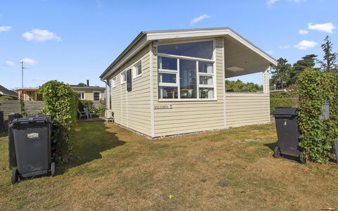 Emmik - 150M from the Sea: Hjem, Sommerhus, Veranda, Sidespor, Stuehus, Udendørs Struktur