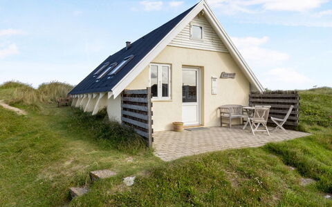 Ebba - 25M from the Sea: Boligområde, Tag, Forstad, Indkørsel, Estate, Skorsten