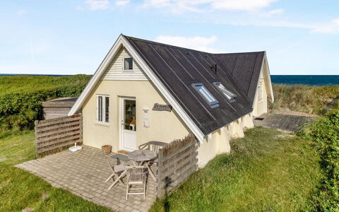 Ebba - 25M from the Sea: Boligområde, Tag, Forstad, Indkørsel, Estate, Skorsten