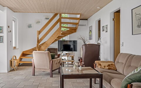 Simo - 250M from the Sea: Møbel, Gulvbelægning, Indretning, Etage, Træ, Trægulve, Loft, Couch, Værelse, Stue