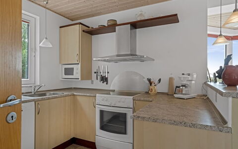 Simo - 250M from the Sea: Køkken, Countertop, Gulvbelægning, Møbel, Indretning, Køkken Apparat, Træ, Etage, Cabinetry, Loft