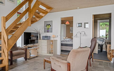 Simo - 250M from the Sea: Møbel, Gulvbelægning, Indretning, Etage, Træ, Loft, Værelse, Stol, Trægulve, Stue