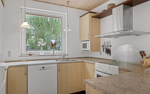 Simo - 250M from the Sea: Countertop, Køkken, Indretning, Køkken Apparat, Gulvbelægning, Køkkenvask, Træ, Sanitærarmatur, Cabinetry, Håndvask