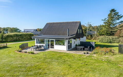 Dunja - 200M to the Fjord: Himmel, Græs, Grøn, Tag, Hus, Hjem, Sky, Sommerhus, Arkitektur, Boligområde