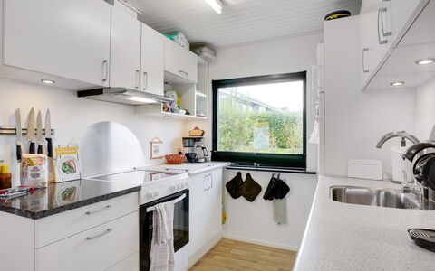 Clarita - 300M to the Fjord: Køkken, Køkken Apparat, Countertop, Større Bandage, Indretning, Komfur, Loft, Gulvbelægning, Husholdningsapparat, Belysning