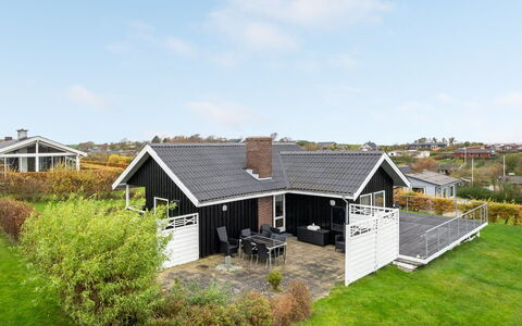 Clarita - 300M to the Fjord: Bygning, Hus, Træ, Hjem, Tag, Sommerhus, Boligområde, Busk, Arkitektur