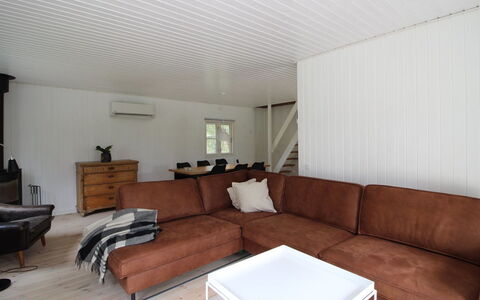 Annlouise - 300M from the Sea: Couch, Væg, Gulvbelægning, Træ, Etage, Indretning, Stue, Møbel, Loft