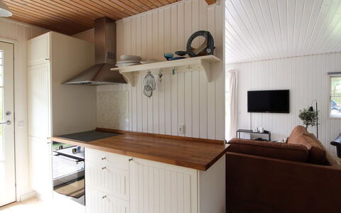 Annlouise - 300M from the Sea: Gulvbelægning, Træ, Etage, Indretning, Møbel, Cabinetry, Countertop, Køkken, Loft, Bejdse