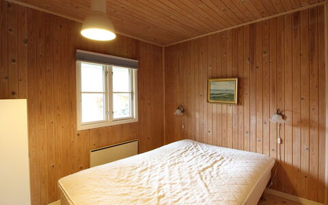 Annlouise - 300M from the Sea: Gulvbelægning, Etage, Væg, Træ, Indretning, Soveværelse, Loft, Seng, Værelse, Trægulve