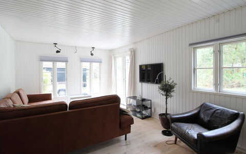 Annlouise - 300M from the Sea: Træ, Indretning, Gulvbelægning, Couch, Stue, Hjem, Etage, Loft, Møbel, Trægulve