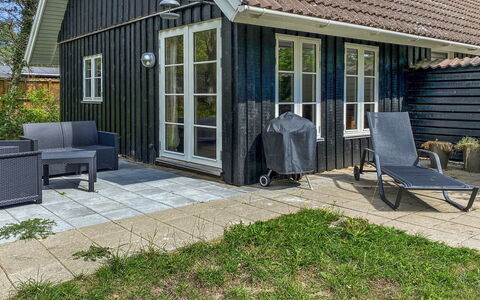 Annlouise - 300M from the Sea: Sommerhus, Hus, Hjem, Sidespor, Skygge, Lawn, Veranda, Have, Garden Bygninger, Gård