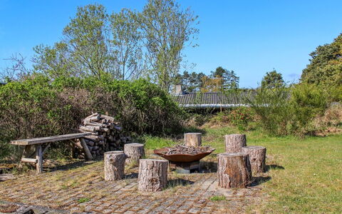 Frandsine - 800M from the Sea: Træ, Busk, Plantesamfund, Udendørs Bench, Bunddække, Bænk, Udendørs Møbler, Have, Udendørs Bord