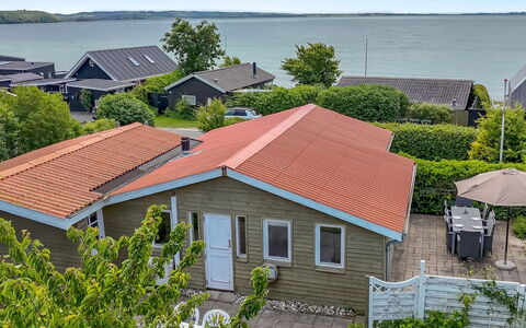 Eilke - 50M from the Sea: Sommerhus, Hjem, Hus, Tag, Veranda, Estate, Sidespor, Garden Bygninger, Stuehus, Gård