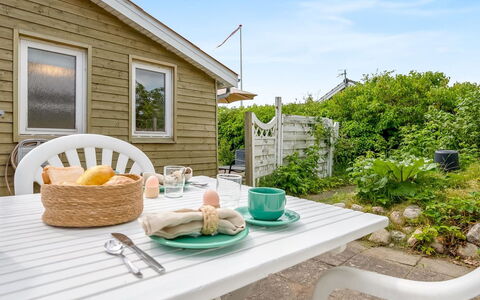 Eilke - 50M from the Sea: Sommerhus, Hjem, Hus, Tag, Veranda, Estate, Sidespor, Garden Bygninger, Stuehus, Gård