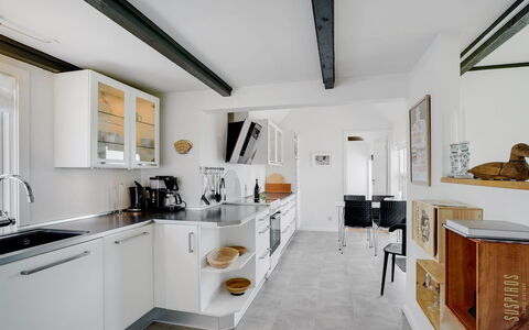 Edvia - 700M to the Fjord: Køkken, Indretning, Countertop, Gulvbelægning, Møbel, Loft, Cabinetry, Køkken Apparat, Etage, Lysarmatur