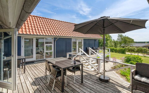 Edvia - 700M to the Fjord: Dæk, Skygge, Hårdttræ, Udendørs Møbler, Veranda, Planke, Estate, Stol, Bejdse, Design