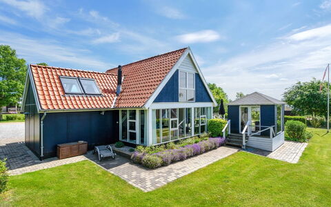 Edvia - 700M to the Fjord: Blå, Hjem, Tag, Hus, Boligområde, Arkitektur, Sommerhus, Estate, Lawn, Have