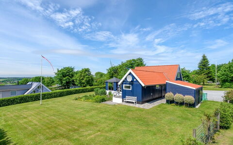 Edvia - 700M to the Fjord: Blå, Hus, Hjem, Sommerhus, Tag, Estate, Lawn, Stuehus, Have, Landscaping