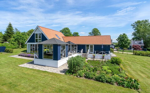 Edvia - 700M to the Fjord: Tag, Hjem, Hus, Sommerhus, Estate, Lawn, Stuehus, Skygge, Have, Landscaping