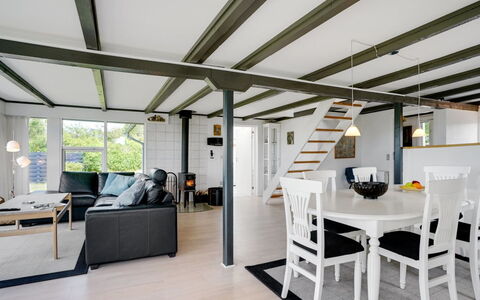 Edvia - 700M to the Fjord: Loft, Gulvbelægning, Indretning, Etage, Trægulve, Møbel, Hårdttræ, Stol, Køkken & Spisebord, Stue