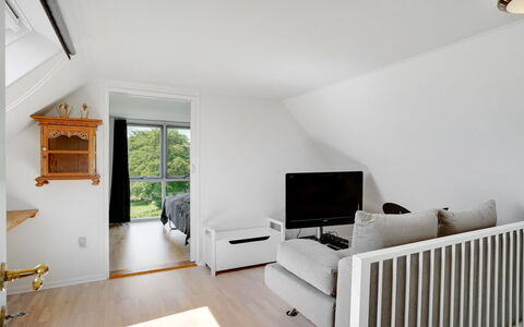 Edvia - 700M to the Fjord: Møbel, Indretning, Træ, Gulvbelægning, Loft, Etage, Værelse, Hjem, Couch, Stue