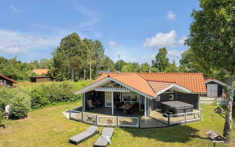 Waltraud - 500M from the Sea: Træ, Tag, Hjem, Hus, Arkitektur, Sidespor, Land Lot, Sommerhus, Skur, Garden Bygninger