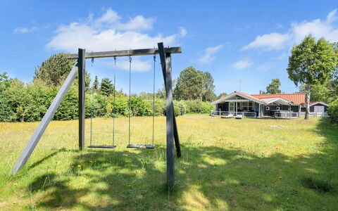 Waltraud - 500M from the Sea: Træ, Tag, Hjem, Hus, Arkitektur, Sidespor, Land Lot, Sommerhus, Skur, Garden Bygninger