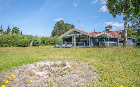 Waltraud - 500M from the Sea: Træ, Tag, Hjem, Hus, Arkitektur, Sidespor, Land Lot, Sommerhus, Skur, Garden Bygninger