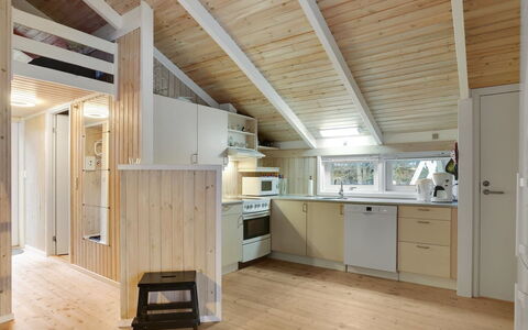 Arwed - from the Sea: Træ, Loft, Indretning, Gulvbelægning, Etage, Køkken, Værelse, Møbel, Hjem, Countertop